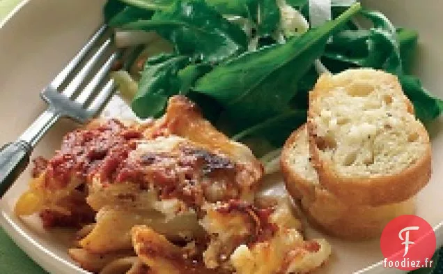 Ziti Cuit Au Four Avec Salade Italienne Croquante Et Pain À L'Ail