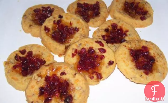 Empreintes de Noix de Pécan au Cheddar Avec Gelée de Jalapeno et Canneberges
