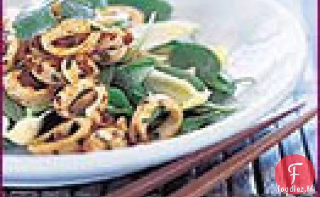 Salade de Calamars Carbonisés au Wok avec des Bébés Épinards et des Noix de Cajou