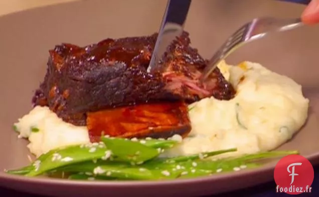 Côtes Levées Braisées à la Bière Hoisin avec Purée de Yukons Crémeuse et Pois Mange-tout au Sésame