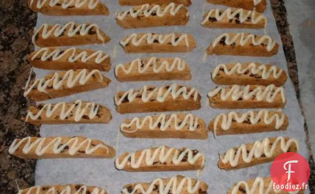 Biscotti Aux Canneberges et Amandes Avec Un Filet De Chocolat Blanc