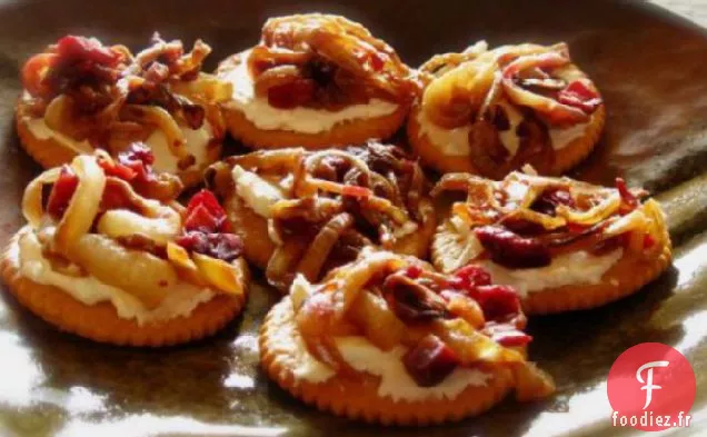 Bouchées au Fromage À la Crème aux Oignons Caramélisés et aux Canneberges