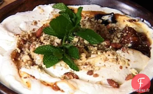 Yogourt Grec avec un Tourbillon de Figues, de Dattes et de miel