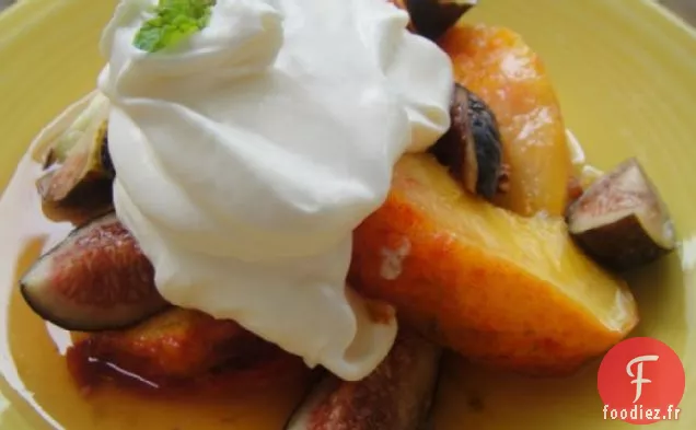 Pêches au Miel et au Citron Vert avec Nuages à la Crème Fraîche