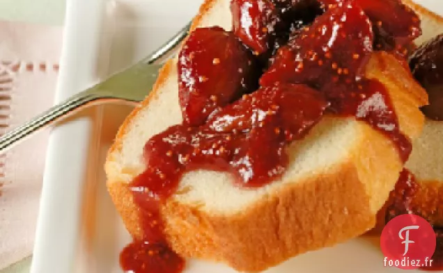 Sauce aux Figues aux Fraises sur un gâteau