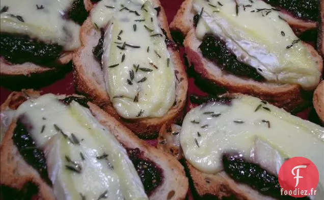Crostini À La Tartinade De Figues et Au Brie Bouillonné