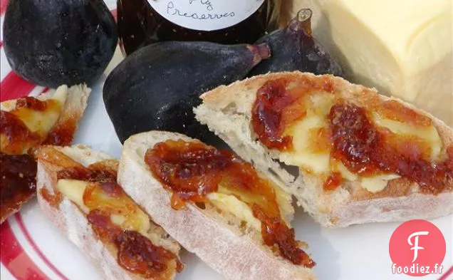 Pizza Gourmande aux Figues Fraîches, Oignons Caramélisés et Fromage de Chèvre