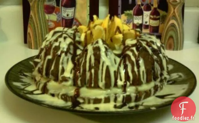 Gâteau À La Crème Au Chocolat Avec Glaçage À L'Orange Caramel