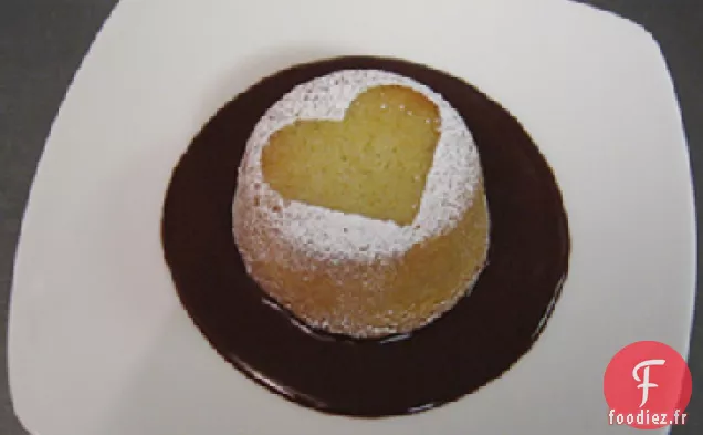 Gâteaux aux Amandes avec Sauce au Chocolat aux Fruits de la Passion
