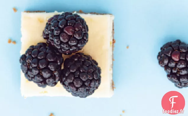 Carrés de Gâteau au Fromage au Citron avec des Baies fraîches