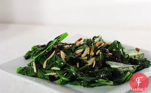 Légumes Verts De Collard Aux Amandes Et Raisins Secs