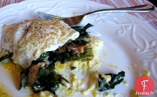 Œufs Au Plat Et Légumes Verts Sur Polenta