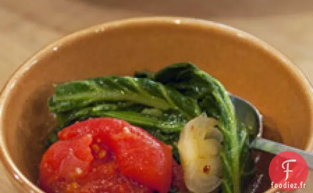 Légumes Verts De Collard Épicés À La Tomate, À L'Ail Et Aux Oignons