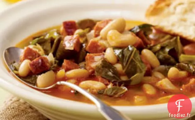 Soupe De Haricots Blancs Avec Andouille Et Légumes Verts de Collard
