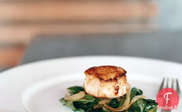 Pétoncles Poêlés aux Légumes Verts de Collard Braisés et Sauce au Cidre