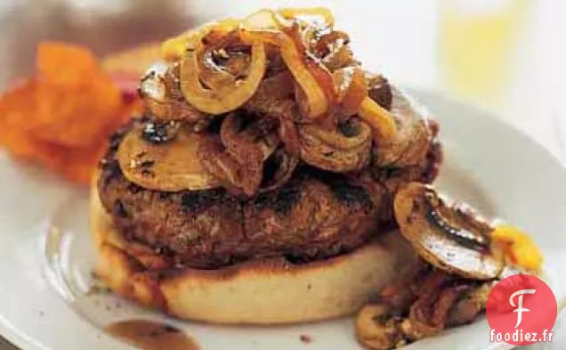 Hamburgers à Face Ouverte avec Garniture aux Oignons et aux Champignons