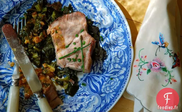 Porc De La Liberté Avec Des Légumes Verts Collants Et Une Sauce À La Vadrouille