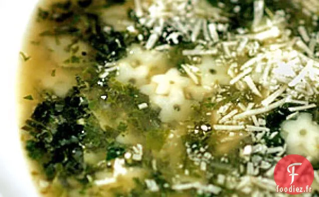 Soupe Printanière De Légumes Verts Et De Pâtes