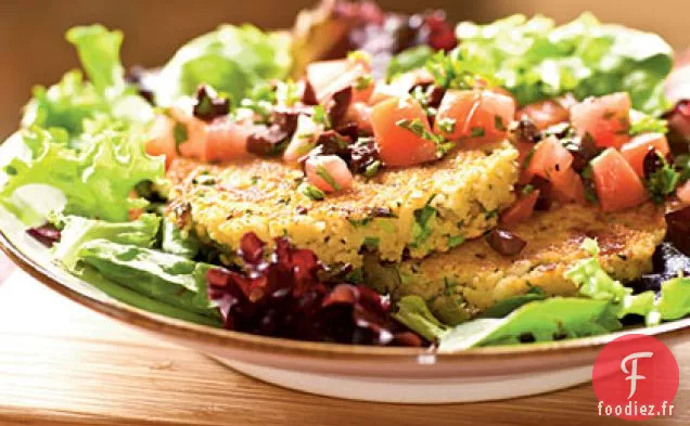 Gâteaux au Couscous à la Feta et à l'Oignon Vert sur Salade Tomate-Olive