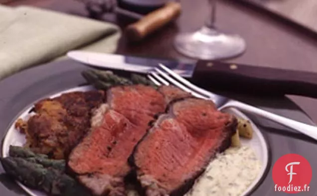 Surlonge de Surlonge Grillée avec Galettes de Pommes de Terre à l'Ail et Échalotes et Sauce Béarnaise