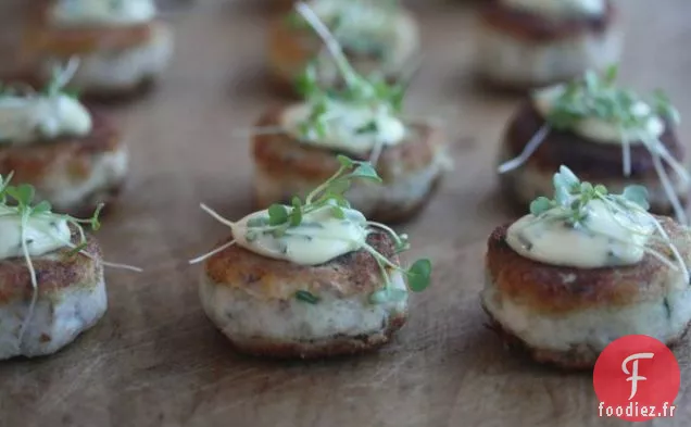 Gâteaux De Poisson Fumés À La Sauce Tartare De Maïs