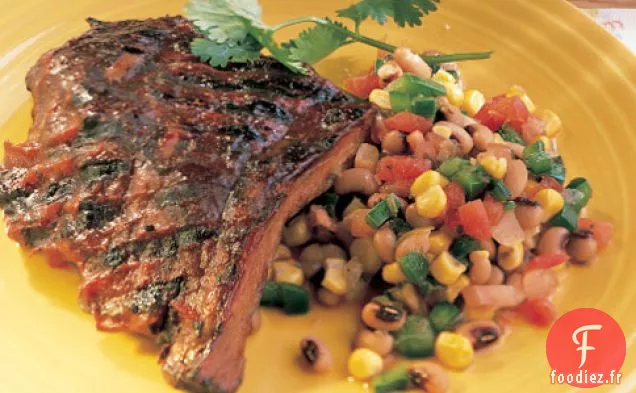 Côtes Levées Au Barbecue Avec Salade De Maïs Et De Pois Noirs