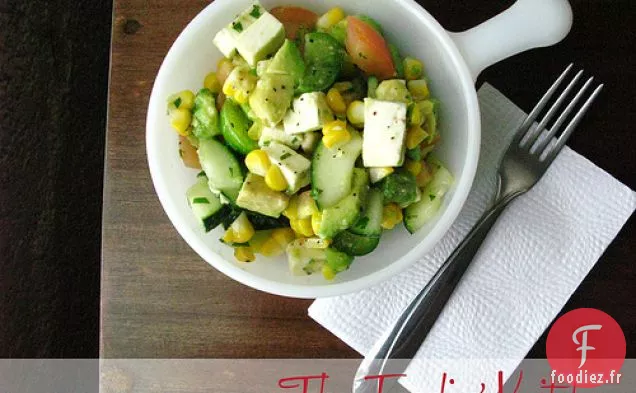 Salade D'Avocat Et De Maïs Grillé Avec Vinaigrette À La Coriandre
