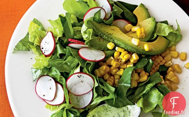 Salade de Maïs Rôti et Radis avec Vinaigrette Avocat-Herbes