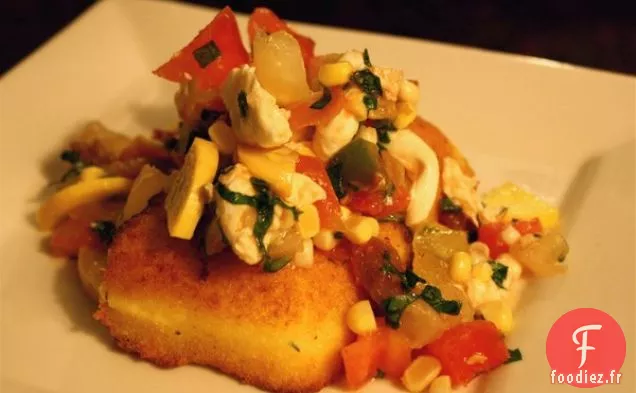 Steaks De Polenta Au Parmesan Avec Salade De Tomates Et de maïs Héritées Et Cri