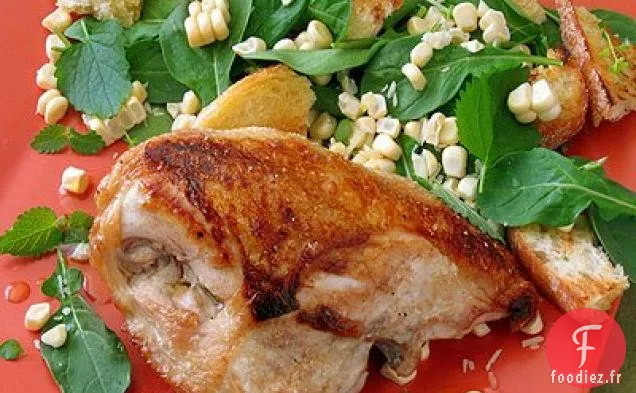 Poitrines De Poulet Grillées Avec Salade De Maïs Cru Et De Pain Grillé