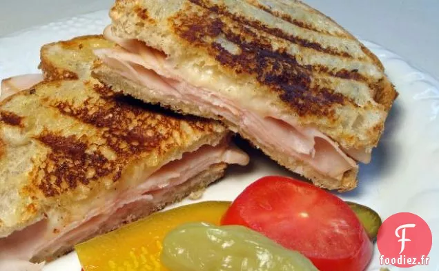 Dinde Grillée et Provolone sur Pain à l'Ail et aux Herbes