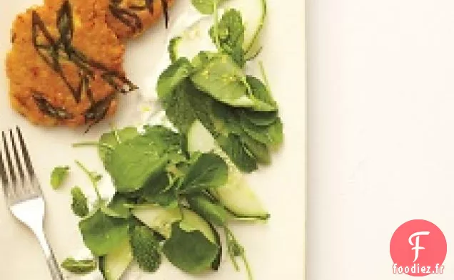 Gâteaux Aux Lentilles Avec Sauce Feta-yogourt Et Salade De Concombre-cresson