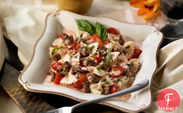 Noeuds Papillon à la Saucisse Italienne dans une sauce à la Crème au Basilic
