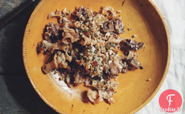 Pâtes et Champignons avec Garniture de Mie de Parmesan