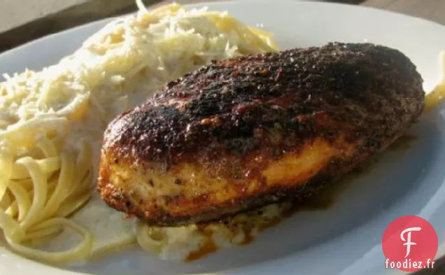 Pâtes De Poulet Noircies À La Sauce Alfredo