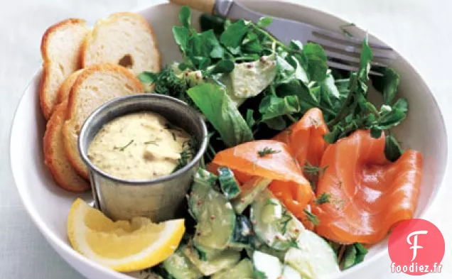 Saumon Fumé avec Salade Crémeuse de Concombre