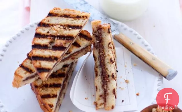 Brioche Grillée, Œuf Poché, Cresson Et Salade De Pommes