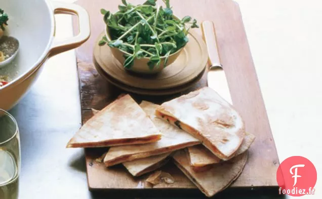 Quesadillas À L'Oignon Bbq Et Au Gouda Fumé Avec Mini Salade De Pousses De Pois