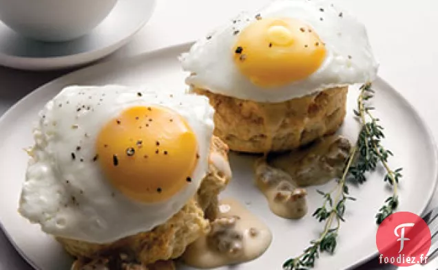 Oeufs Frits Du Sud Sur Des Biscuits Au Babeurre avec Sauce à la Saucisse
