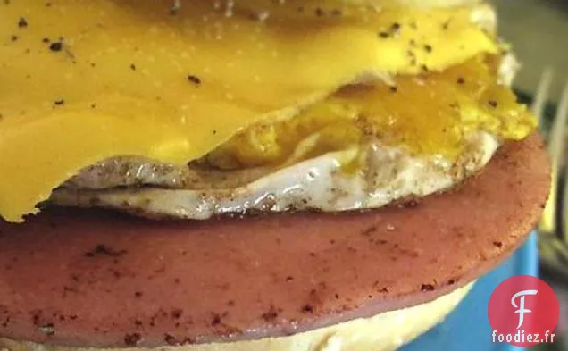 Sandwich aux Œufs au Plat et à la Bologne