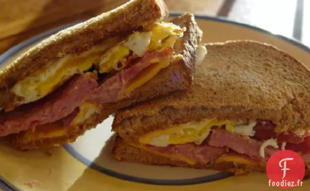 Sandwich aux Œufs au Plat et au Fromage