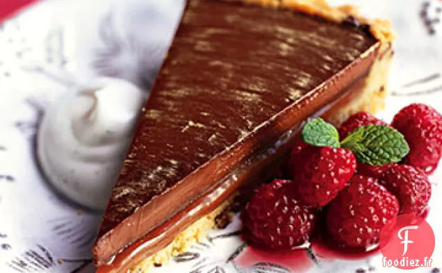 Tarte Chocolat-Caramel aux Framboises Ivres et Crème Fraîche à la Vanille