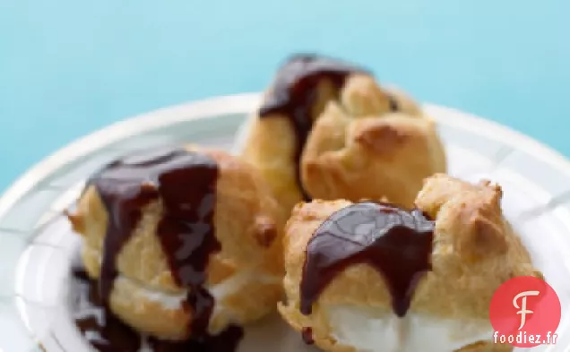 Choux à la Crème avec Crème Glacée et Sauce Fudge Chaude
