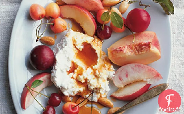 Fruits à Noyau avec Fromages à Pâte Molle Arrosés de Miel et Amandes Grillées