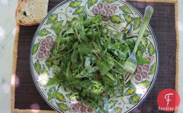 Salade Verte De Pissenlit Avec Vinaigrette Chaude À La Pancetta