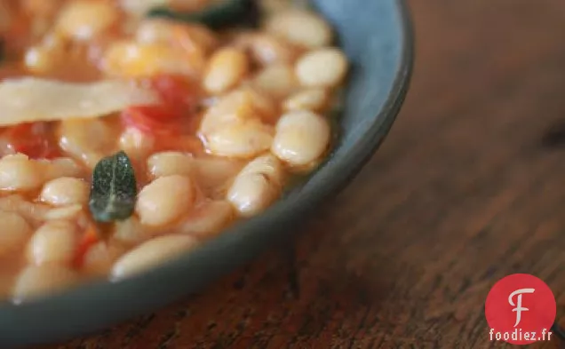 Soupe De Haricots Cannellini Aux Légumes Verts Flétris