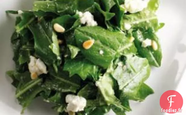 Verts De Pissenlit Chauds Avec Vinaigrette À L'Ail Rôti
