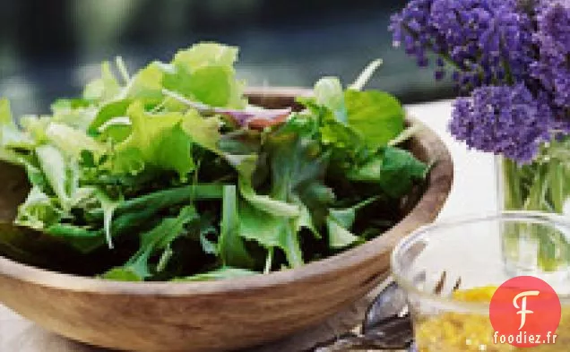 Salade Verte Mélangée À La Vinaigrette Au Poivre Jaune