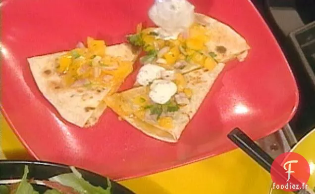 Quesadillas au Cheddar Fumé avec Salsa de Tomates Jaunes et Crème Sure à la Coriandre et au Citron Vert
