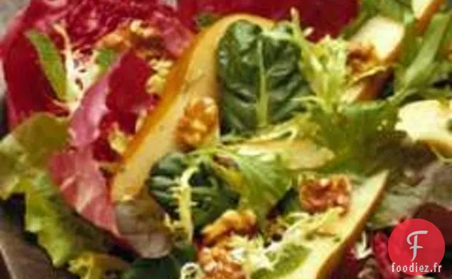 Salade De Poires Et Noix Avec Vinaigrette Au Nectar D'Abricot À La Menthe